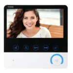 Viacfarebný 7" video monitor predinštalovaný v sérii CETI s funkciou interkomu. Dokáže zaznamenávať filmy a obrázky a ovládať otváranie pobočiek.