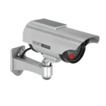 Maketa CCTV s bezdrôtovou kamerou a solárnymi panelmi.