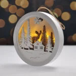 Solight LED dekorácie závesná, les a jeleň, biela a hnedá, 2x AAA – Obrázok 2
