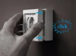 Dvojitá zásuvka s uzemnením vo verzii IP44 s clonkami – klapka vo farbe krytu, 16A, pružinové svorky, biela